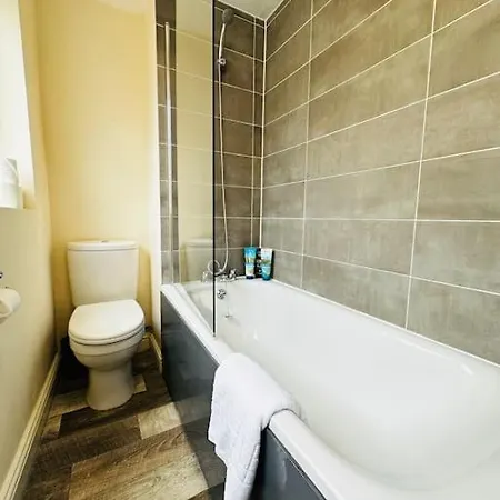 Airy Central Two-Bed Suite Bristol Exterior photo
