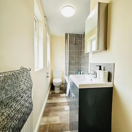 Airy Central Two-Bed Suite Bristol Exterior photo
