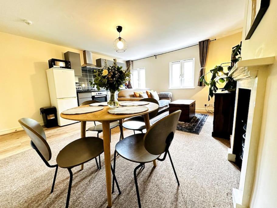 Airy Two-bed Apartamento *
